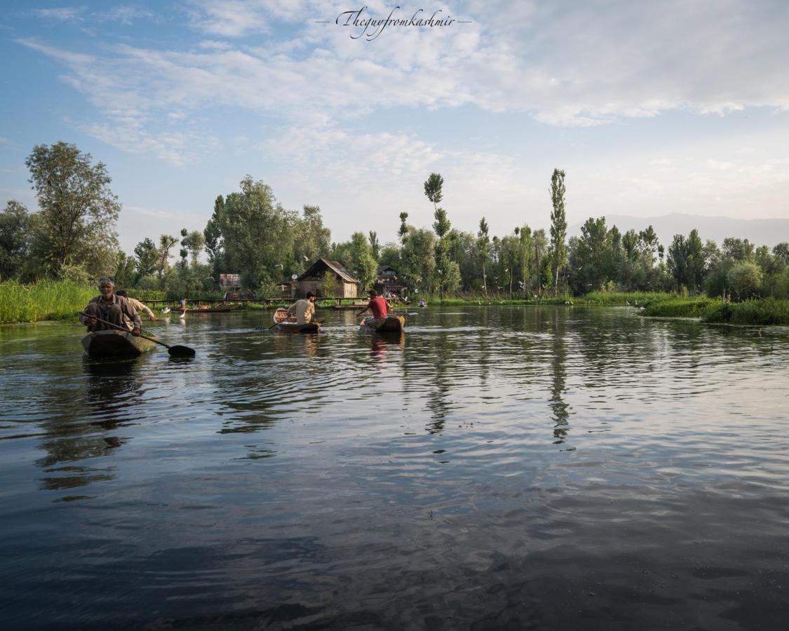 Welcomheritage Gurkha Houseboats Srīnagar Esterno foto