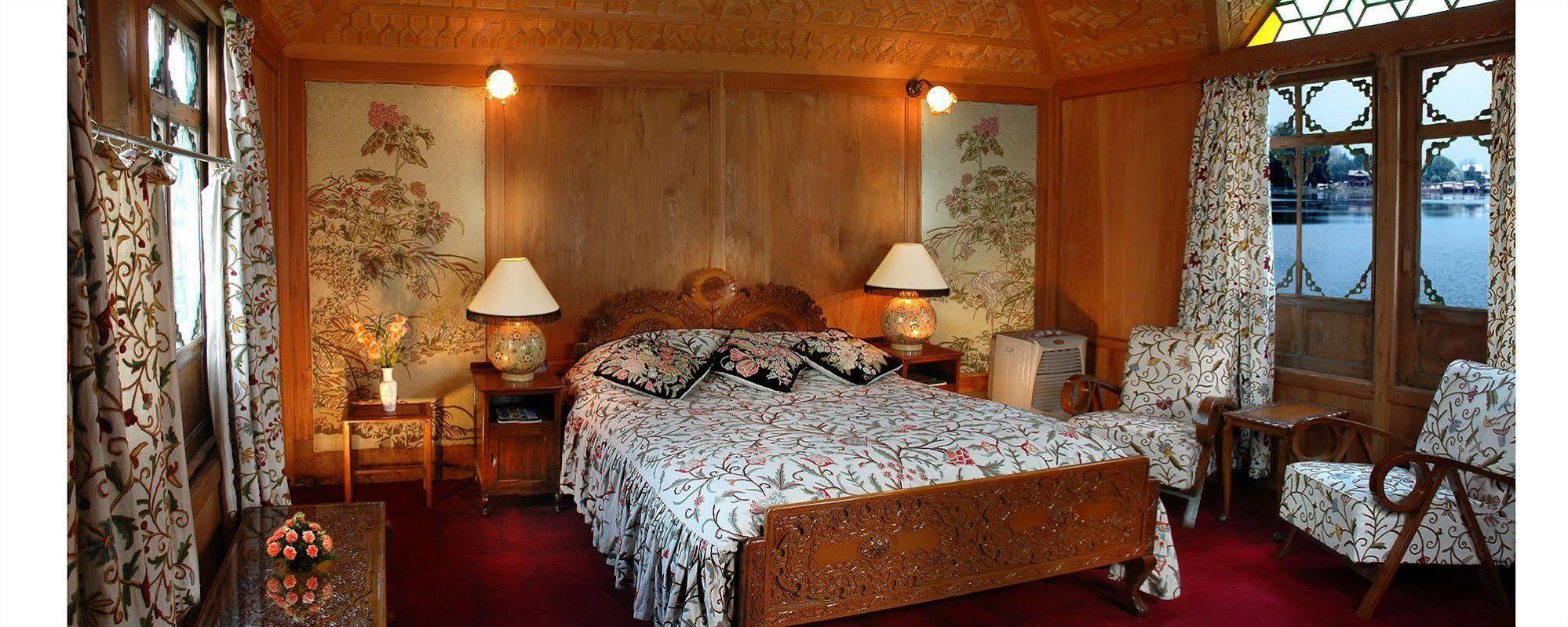 Welcomheritage Gurkha Houseboats Srīnagar Esterno foto